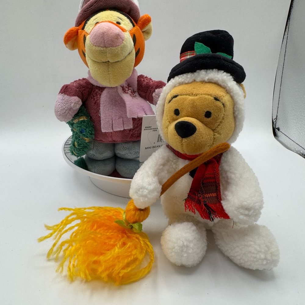 Disney Store snowman Pooh 8” & Tiger holding a Christmas wreath 7” both NWT SET